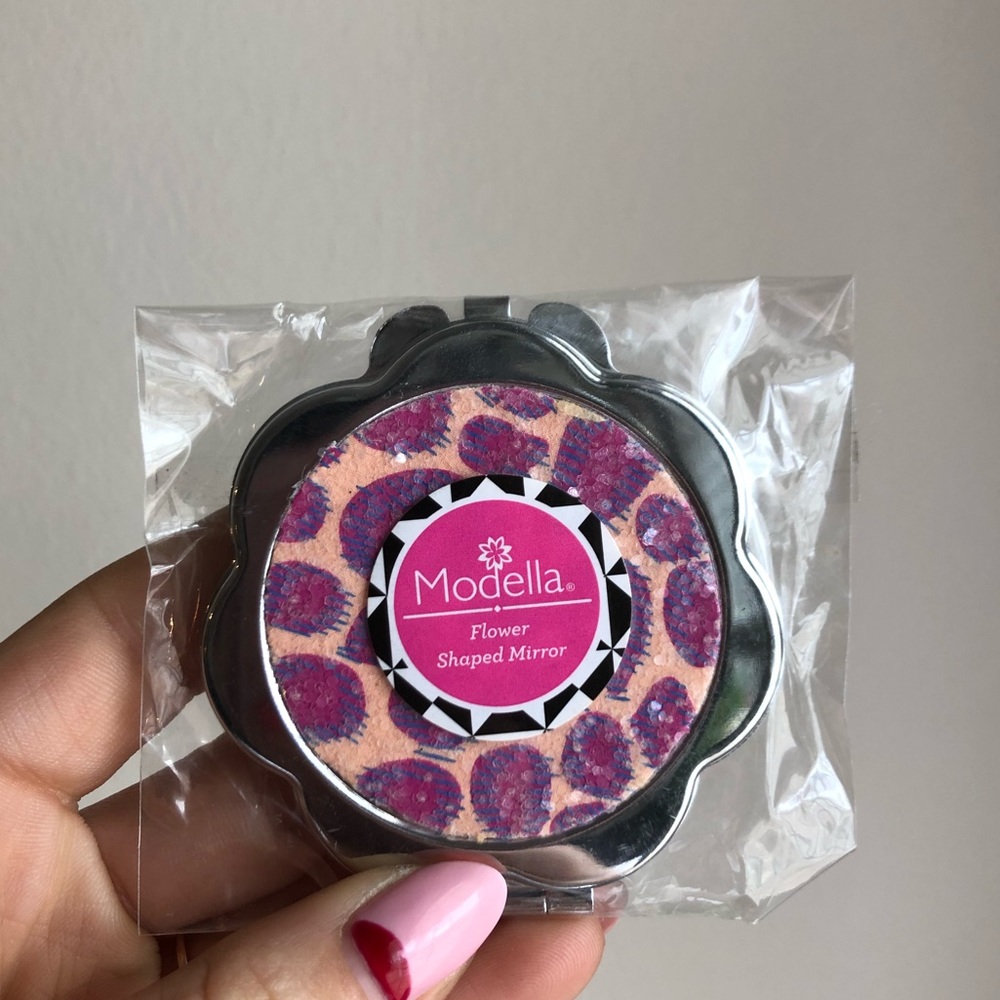 FREE W PURCHASE // Modella / Compact Mirror